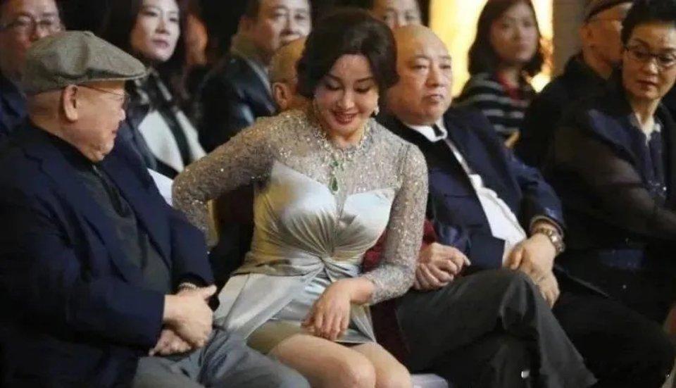 刘晓庆穿蕾丝短裙，雷恪生和其他人的眼睛一直注视着她​​​