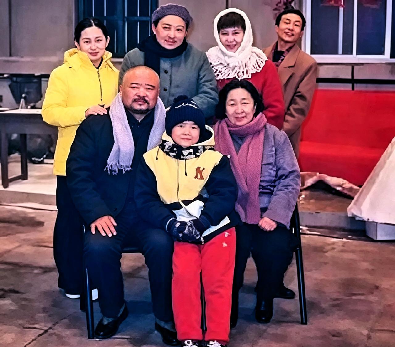 翻到《东北一家人》老合影，真亲切。李琦、彭玉、巩汉林夫妇都在。后排穿黄衣服的张丹