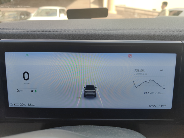 平时上下班开一个月6次免费换电根本用不完，被迫只能周末开出去周边游，蔚来有高速