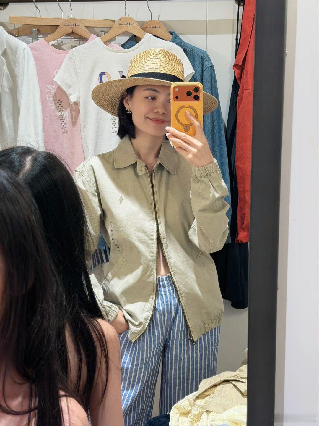 打算去maxmara买两条裙子，试了N件，都不如预想的好看，小姨说我们搬出了进货