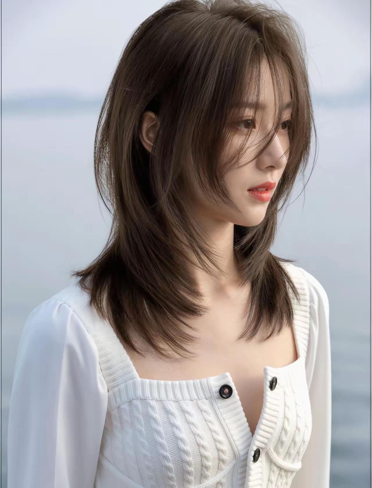 温柔的海风轻拂，白衣少女倚海而立，静谧如画。