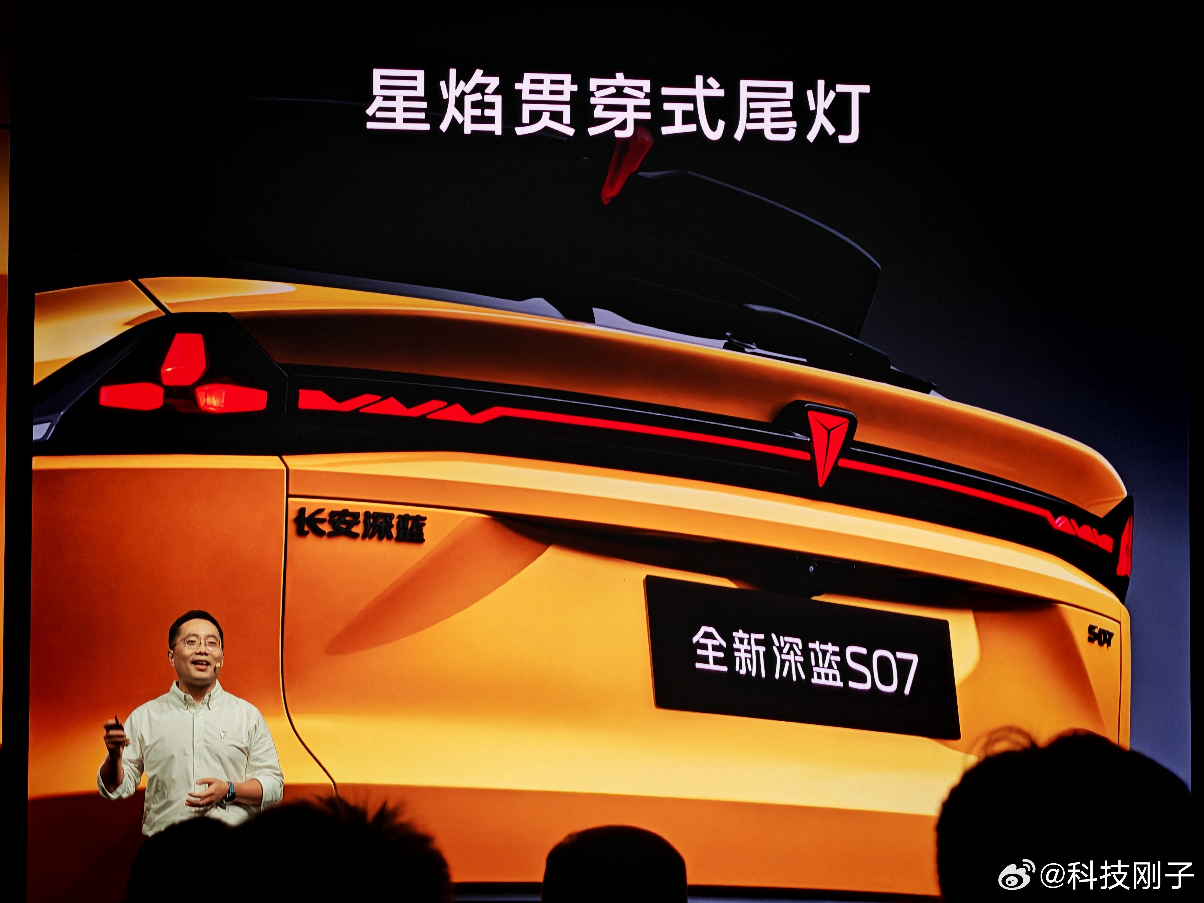 都说贯穿式尾灯千篇一律，看看新深蓝S07的尾灯。原创度真高，太帅了！​​​