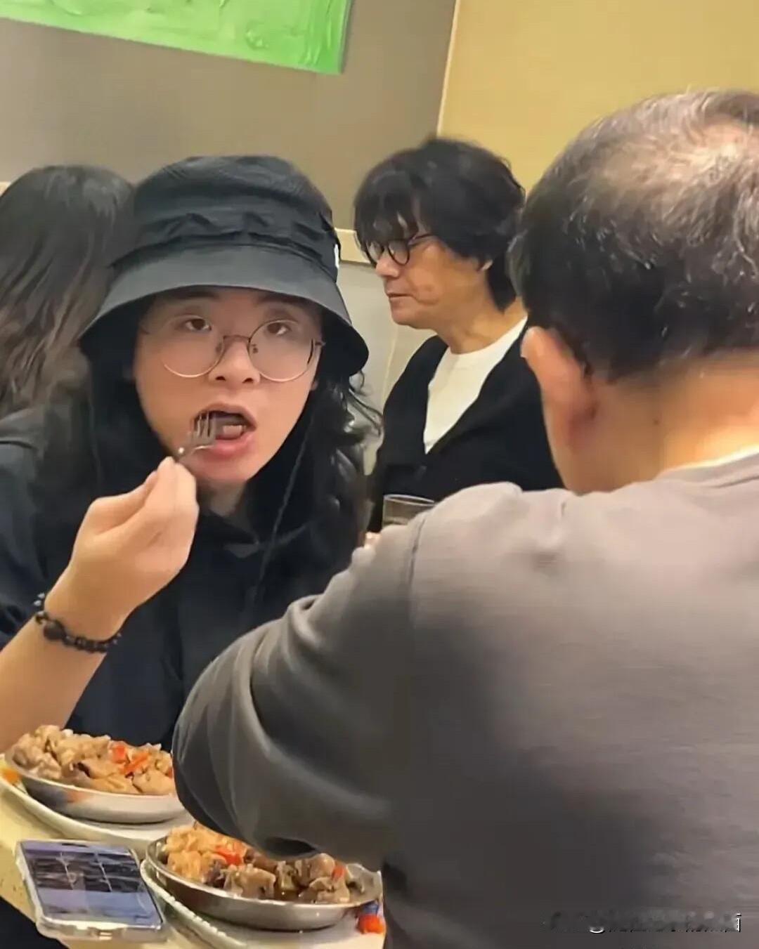 香港的明星真的是太低调了，随便一些小饭馆都能遇见，你看他一个人坐在角落里，一点明