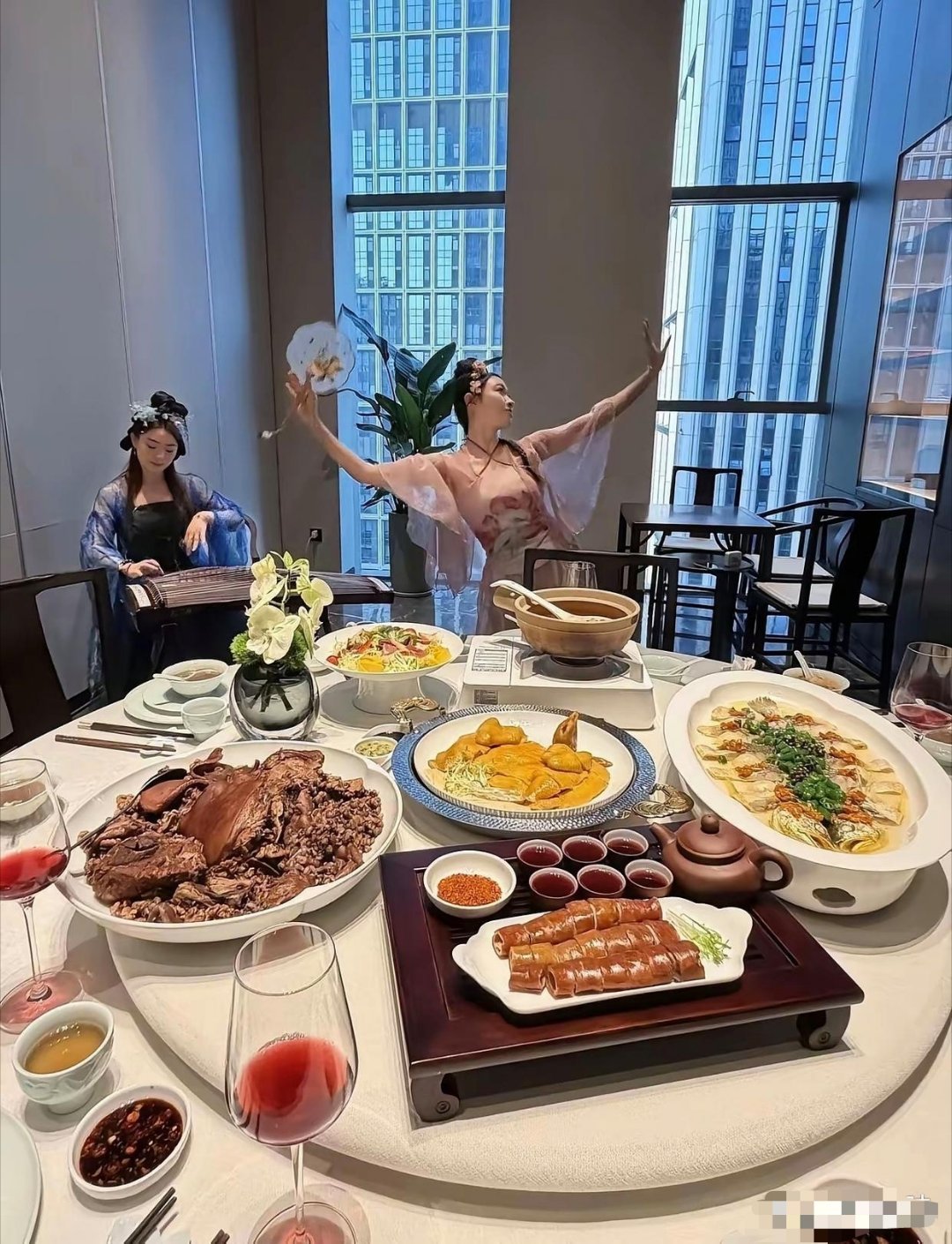 估计月薪过万，才敢这样吃饭吧