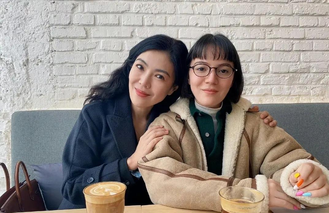 这是苏芒和她丈夫女儿的合影。苏芒的丈夫名字不详，是法国的一个教师，两人相识于时装