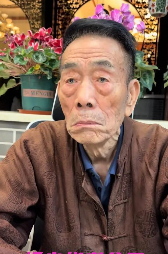 杨少华没有师父，那他是跟谁学的相声？总不可能是他自学成才，就算他再有才华也不可能
