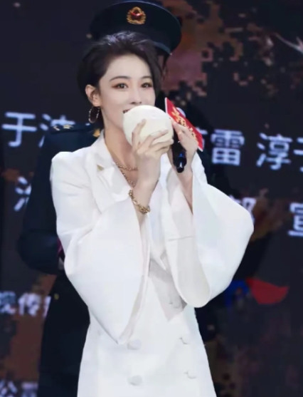 当何捷父亲听说何捷要娶张馨予的时候，只留下一句话：我绝不会允许你去娶一个戏子。