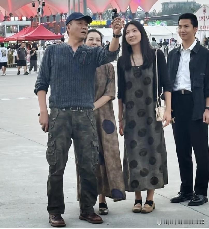 偶遇胡军一家四口出游！胡军、妻子卢芳、女儿九儿、儿子康康同框，简简单单路人抓拍，没有明星架子，特别接