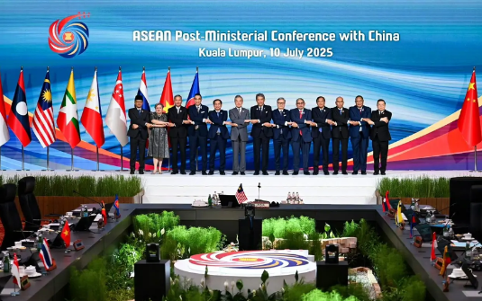 中国和东盟谈妥了当地时间7月10日，中国～东盟外长会在马来西亚吉隆坡顺利举行，