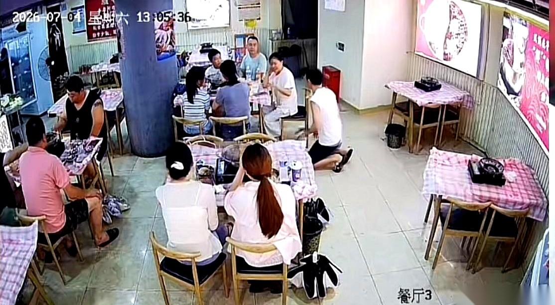 "扑通"一声，火锅店老板当着满屋子客人的面，直挺挺地跪在了一家五口面前。红油锅底