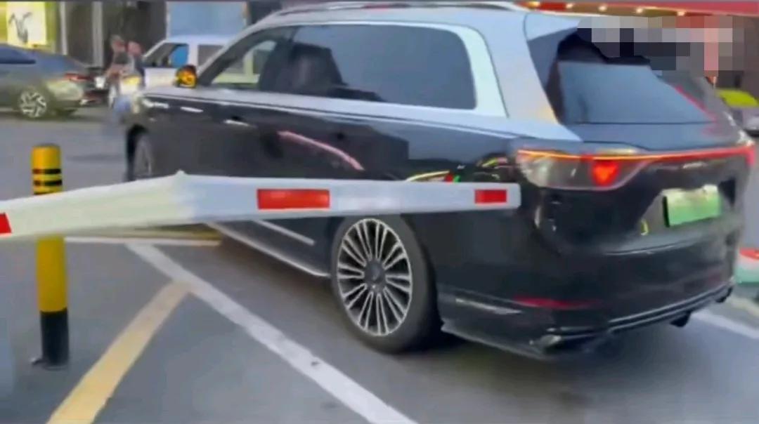 无人驾驶车，现在上路真的安全吗？停车场，一辆黑车，车里没司机，自动驾驶模式，强