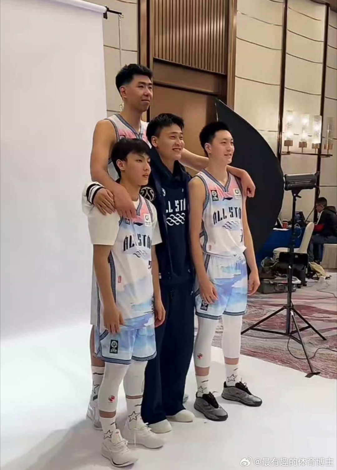 笑死我了，咋做到年龄最小的那个看着最老的，越矮越Q