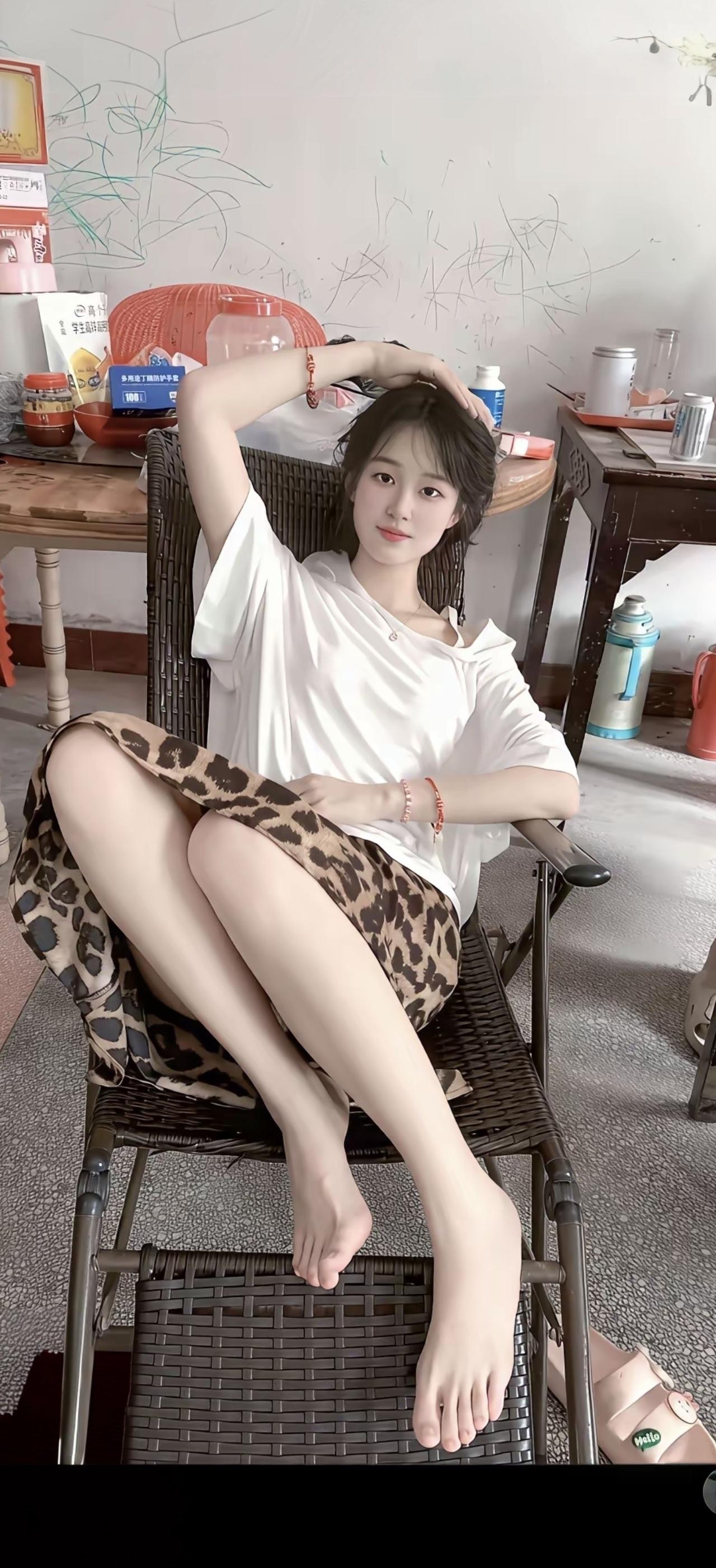 竹椅倚窗坐，清风拂面来。