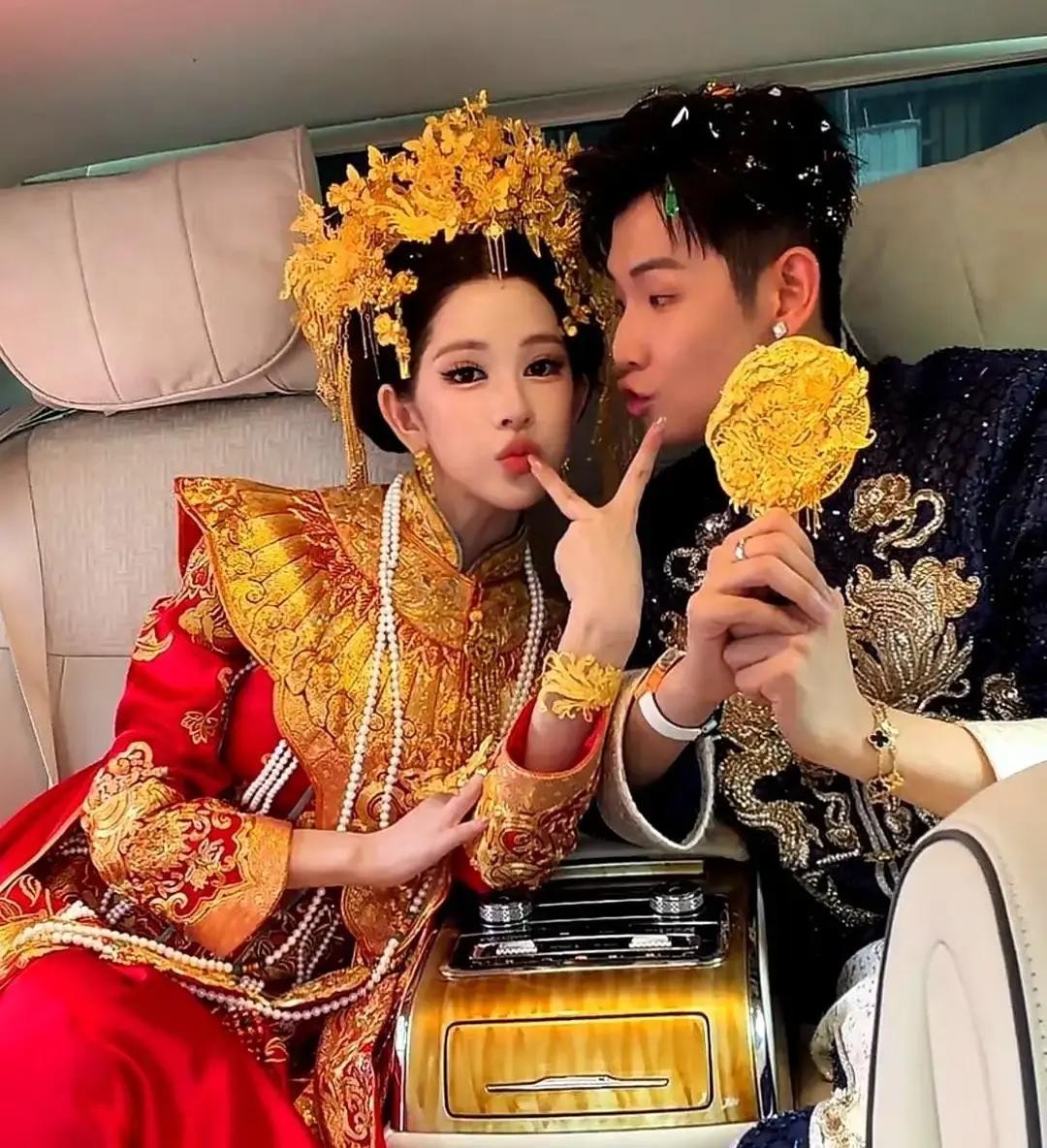 这场婚礼算是把男女挑伴侣那点遮羞布给扯得一干二净了梅尼耶大婚现场那个画面绝了底下坐着的一票女客，眼神