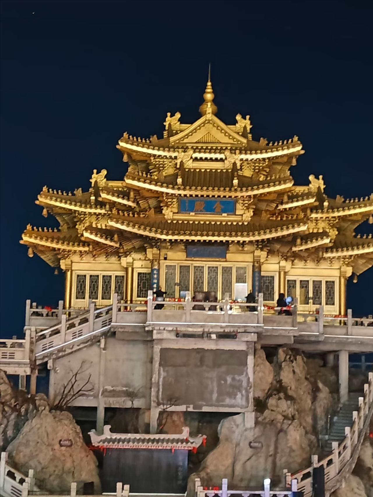 一女孩去面试，排到他236号，考官问：“中国最贵的字是哪一个？”女孩回答：拆，