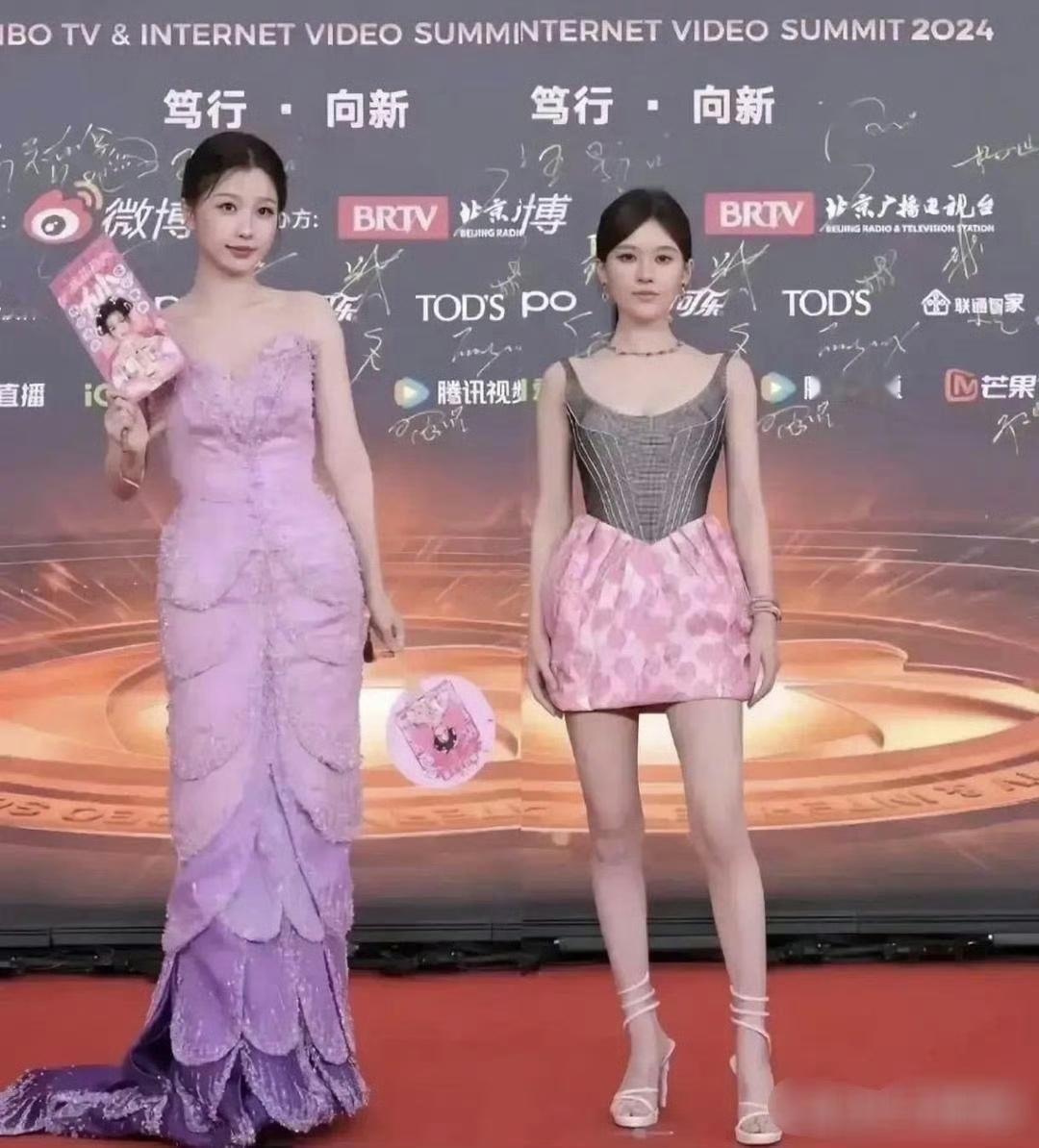 这才是赵露思最本真的模样，卸下美颜与滤镜，才看见她最自然舒服的样子。