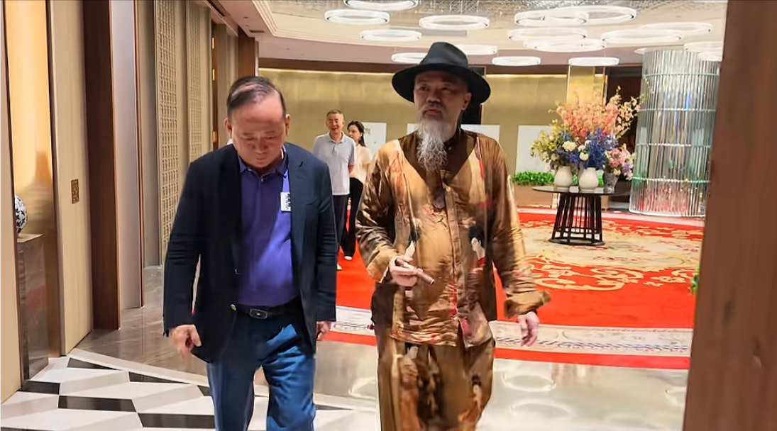 前湖北首富兰世立惨被网红“道长”当成背景板，流量池！对方炫耀：为何连兰世立这样
