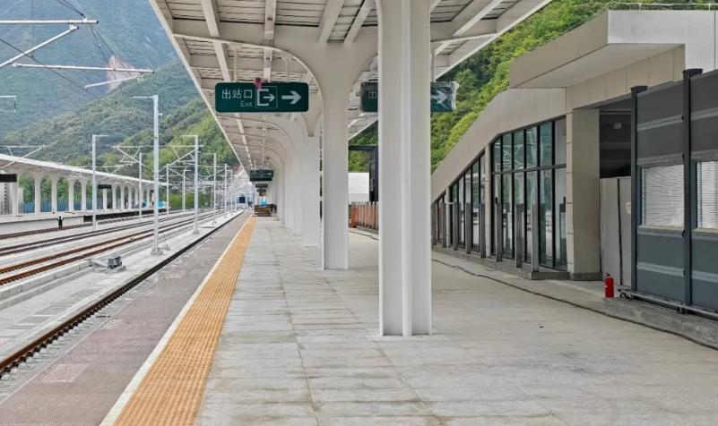 近日，西康高铁（西渝高铁西安至安康段）房建工程静态验收顺利收官，全线各站房、站台