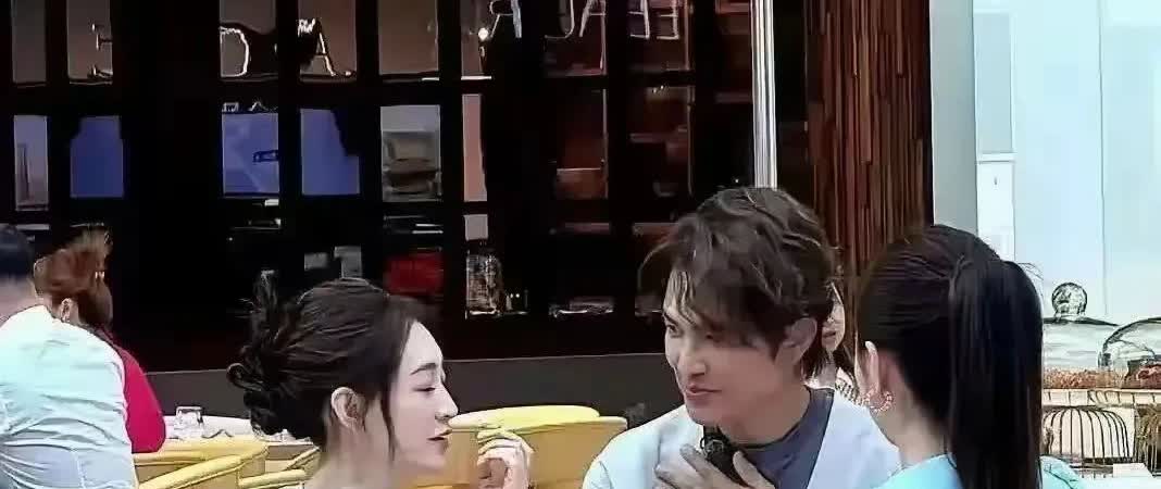 48岁的李小冉与50岁的钟汉良现身澳门聚餐，两人状态松弛自然，气质清爽，完全看不