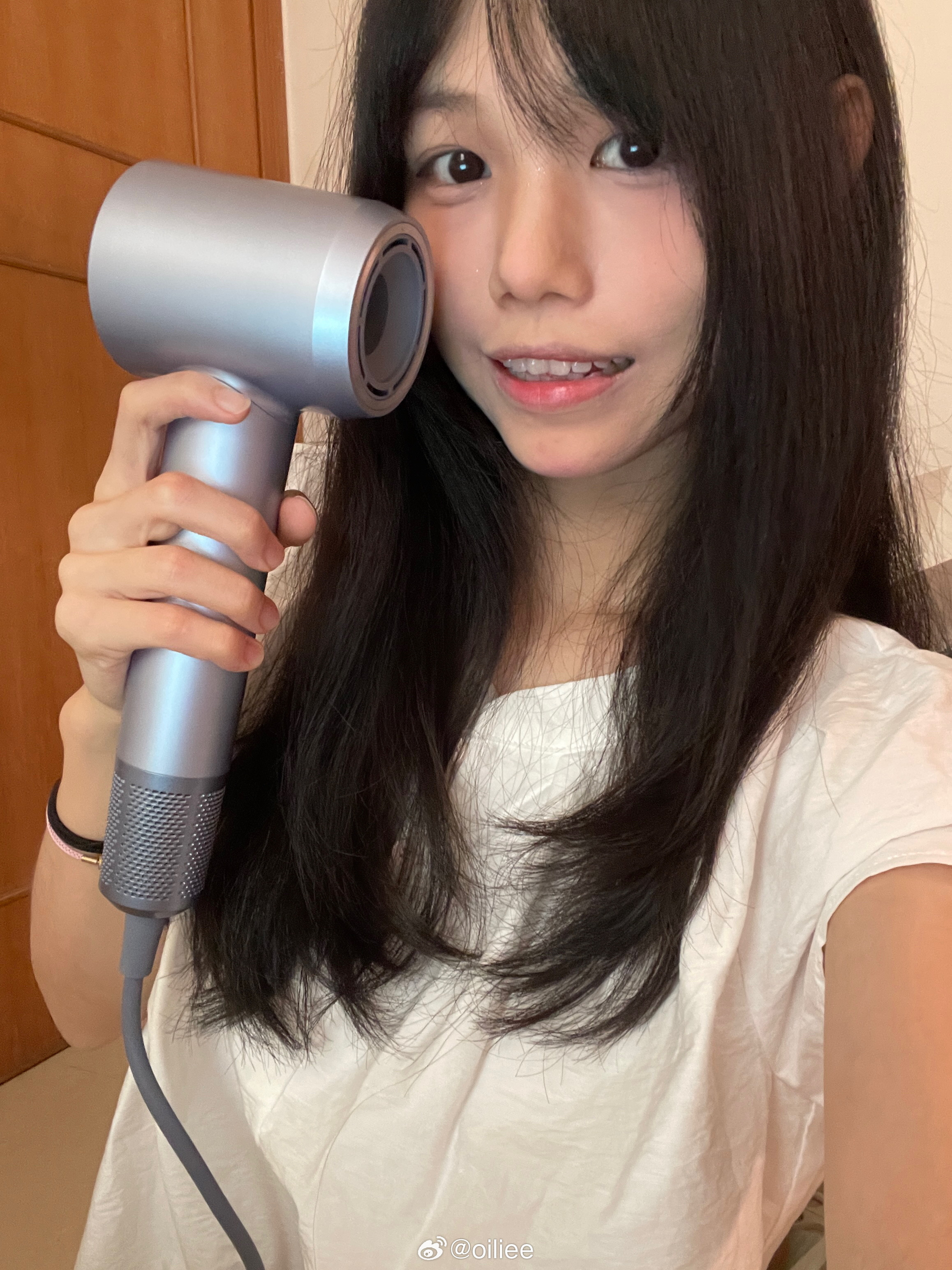 (̀⌄́)新换了吹风机就这样!现在吹头发干得很快!听两首歌就吹好了~柔柔顺顺