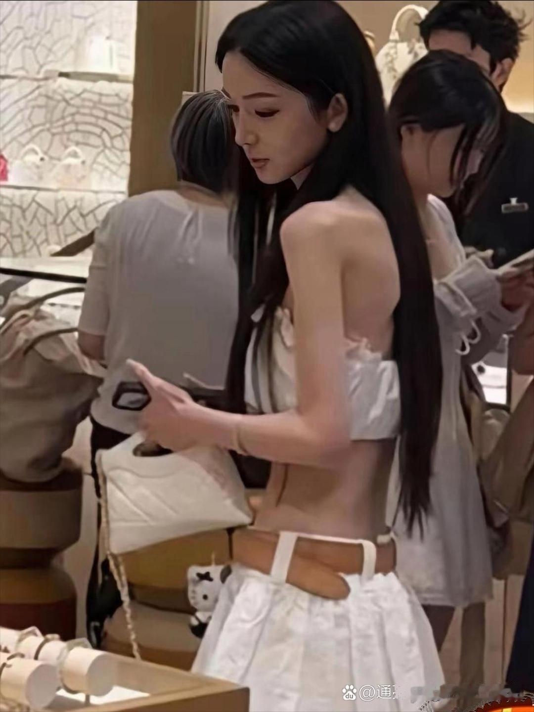 王思聪新女友看着气色很差，浑身没精神，但身材是真绝。​​​