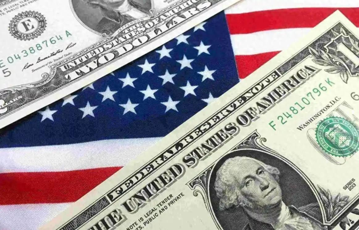 过去几十年，只要世界一乱套，全球资本就跟闻到腥味的猫似的，疯了一样往美元、美债和