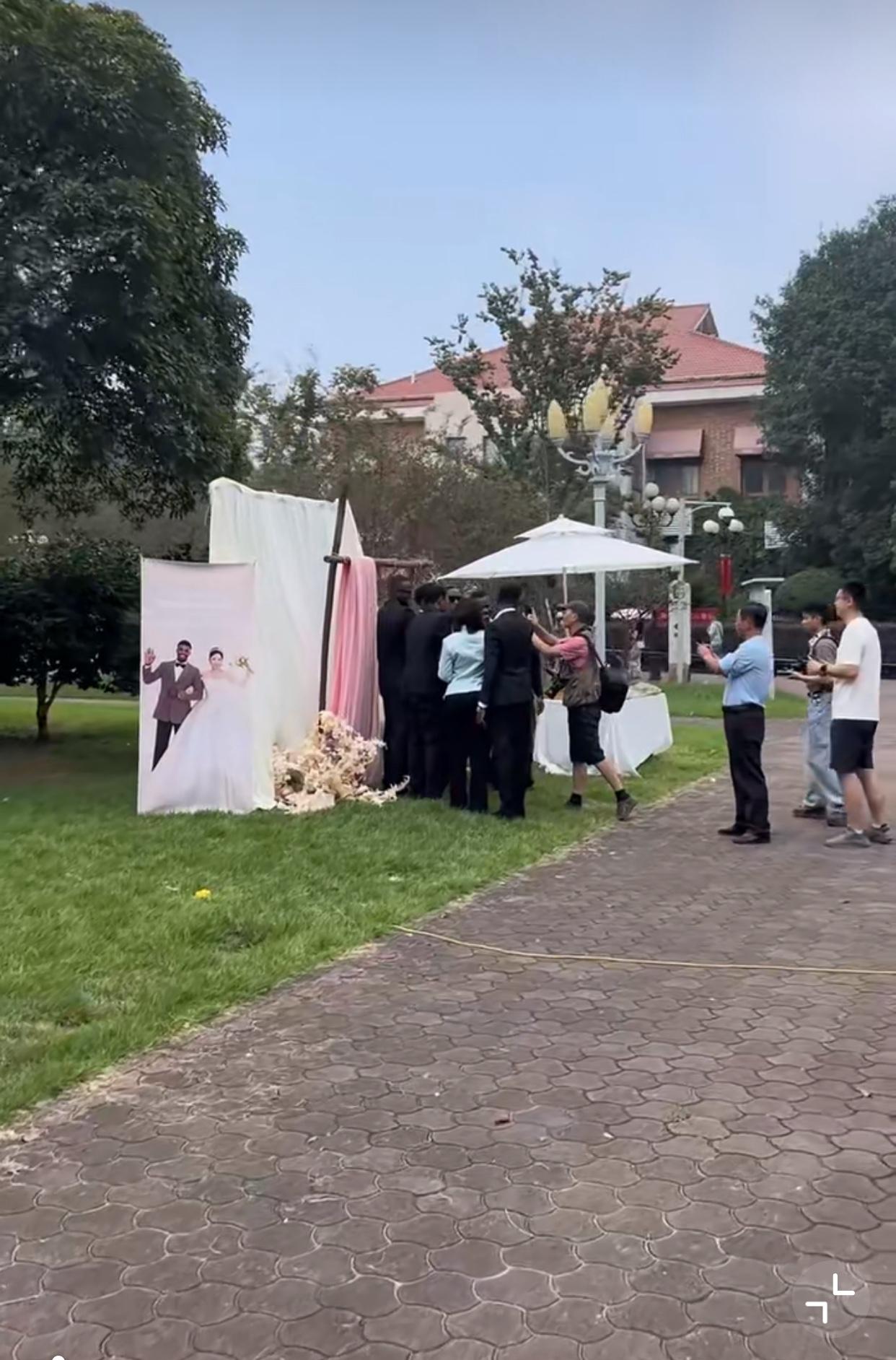 近日一外国留学生来中国留学，结识了中国姑娘，在他毕业后，也终于如愿以偿的娶上了中