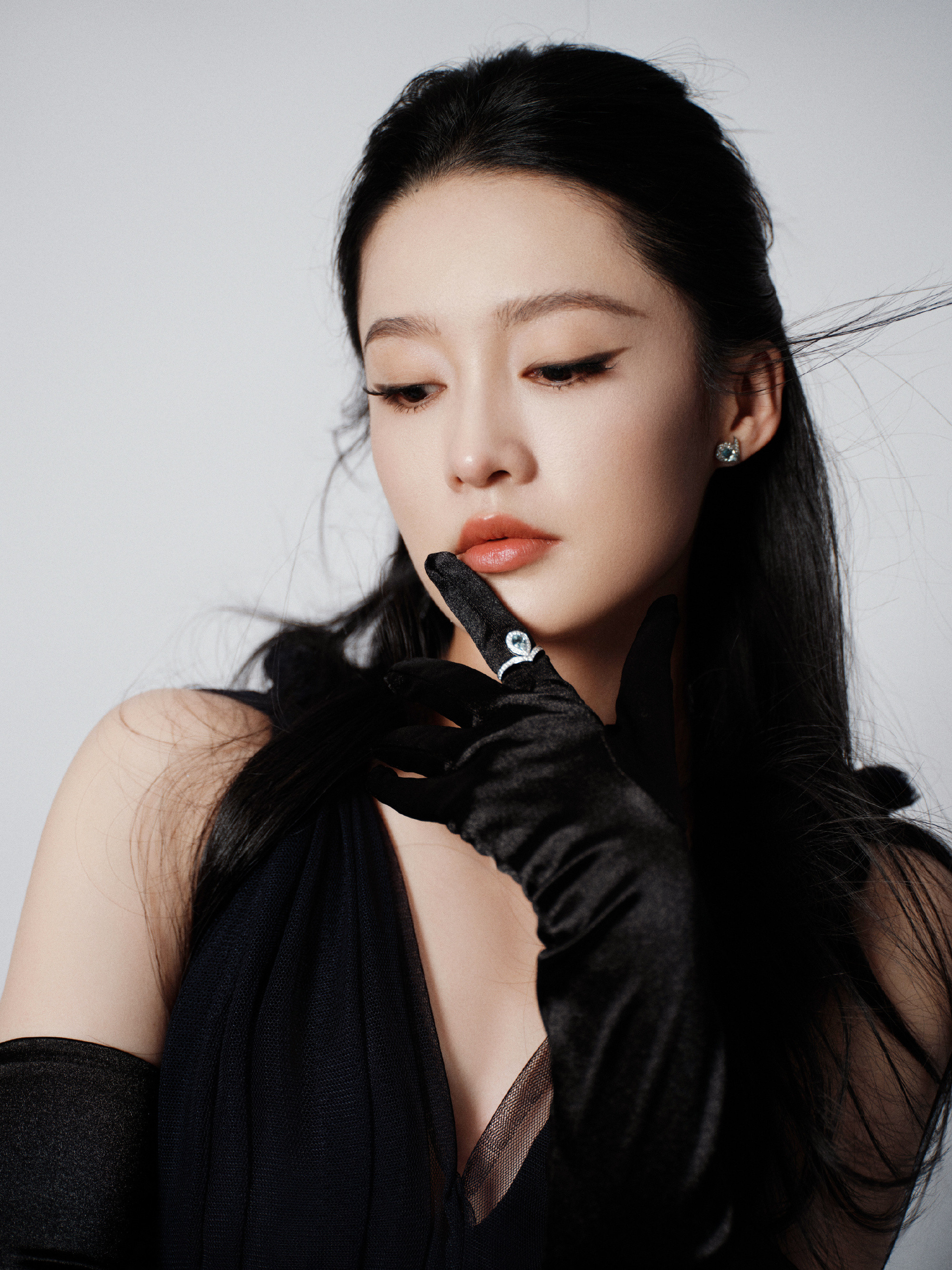 李沁：浓烈暗黑，精致温柔。李沁