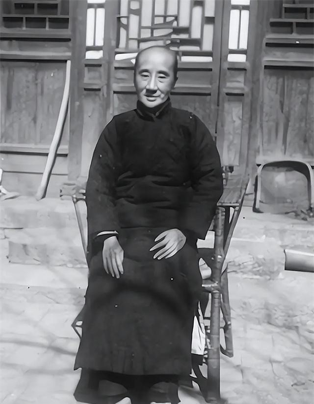 临死前，鲁迅老婆朱安对丈夫外面的女人恳求：“我死后能葬在丈夫旁边吗？”对方摇了摇