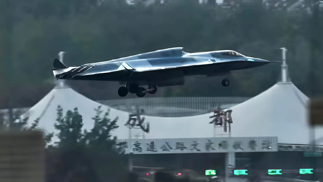 外媒官网高调点赞,歼-36与歼-50双星闪耀,“白帝”浮出水面?