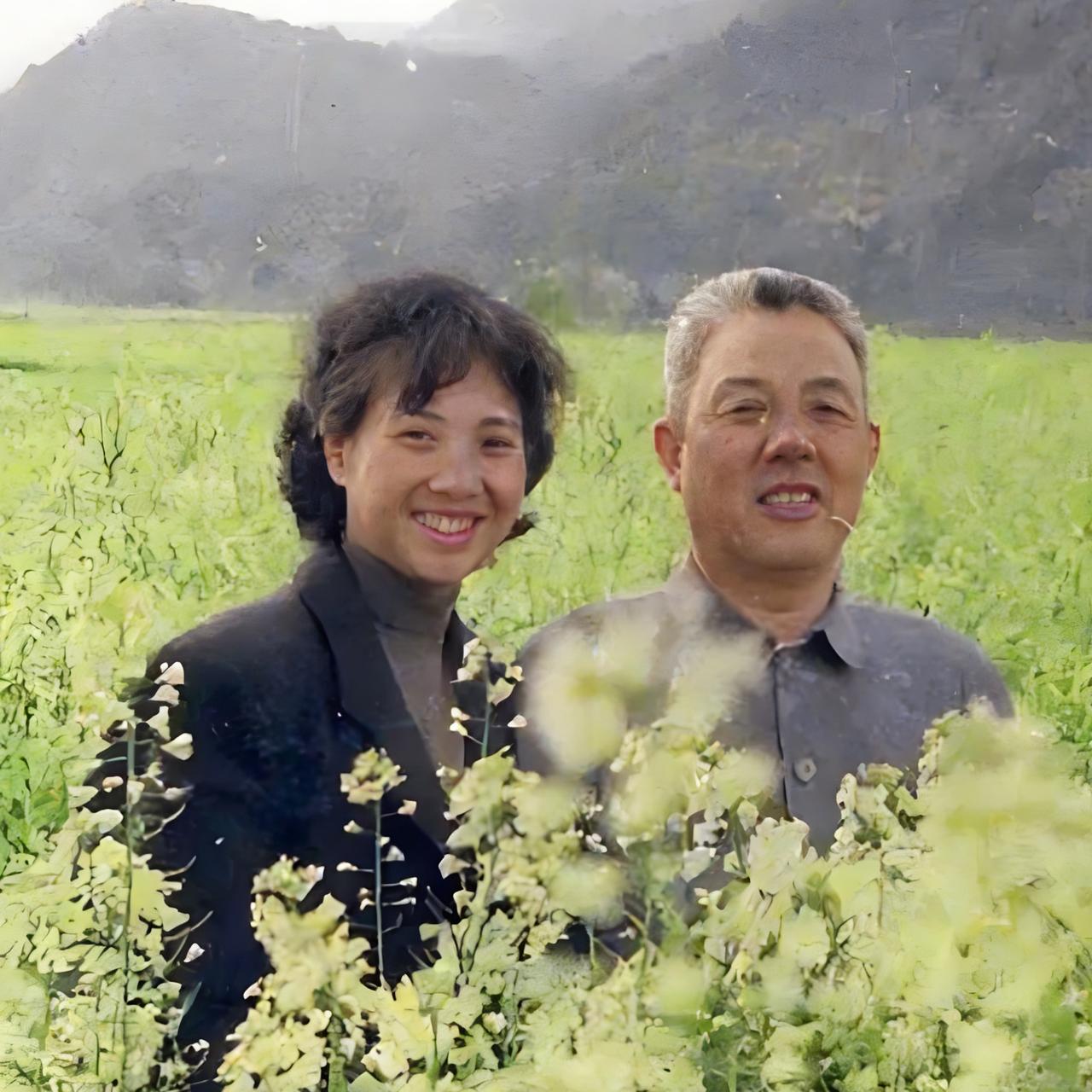 60年代，上将苏振华和妻子陆迪伦，一张温馨的合影，镜头中他们站在油菜花海中，看起