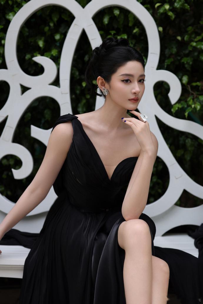 赵晴古装实力认证赵晴努力有收获前路漫漫亦灿灿，持续努力的赵晴未来还会解锁更多古