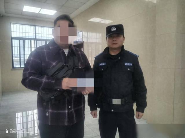 警民携手拾金不昧 证件失而复得