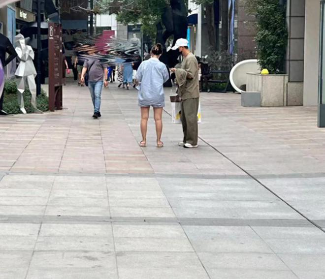 6月29日，网友在北京祥云小镇偶遇卢靖姗和韩庚夫妇。夫妇俩朴素低调，韩庚拎着大购