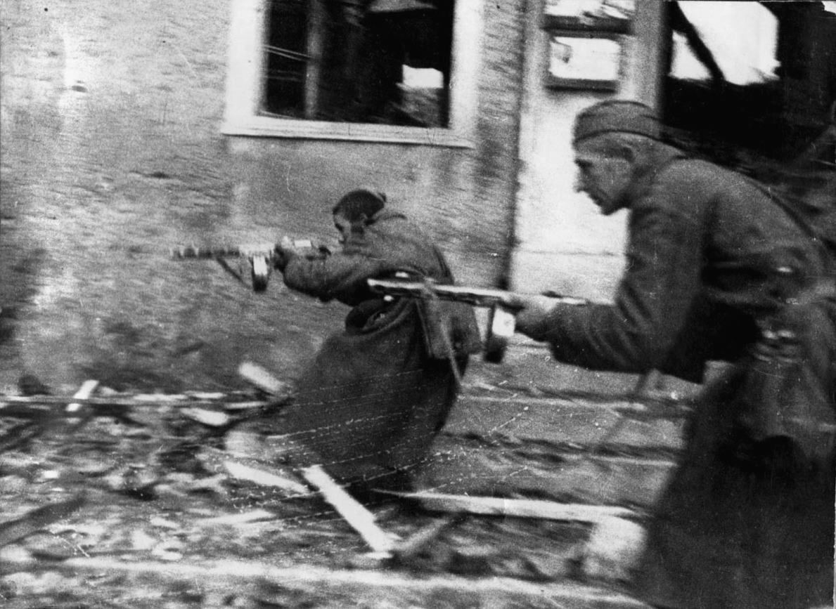 1944年，东普鲁士，苏军攻入德国希尔温特市，与防守的德军展开巷战。该城是苏联红