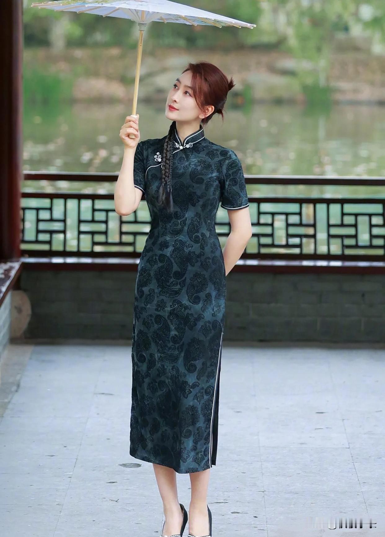 马苏这旗袍造型杀到心坎里了！撑着油纸伞在古巷溜达，活脱脱从民国画报里走出来的美人