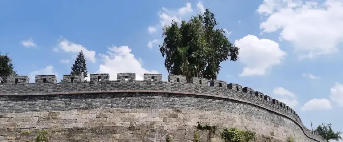 杭州富阳新登这地方，藏着一堵千年老墙，围着山头建的单面条石城墙，听说当年唐朝就动