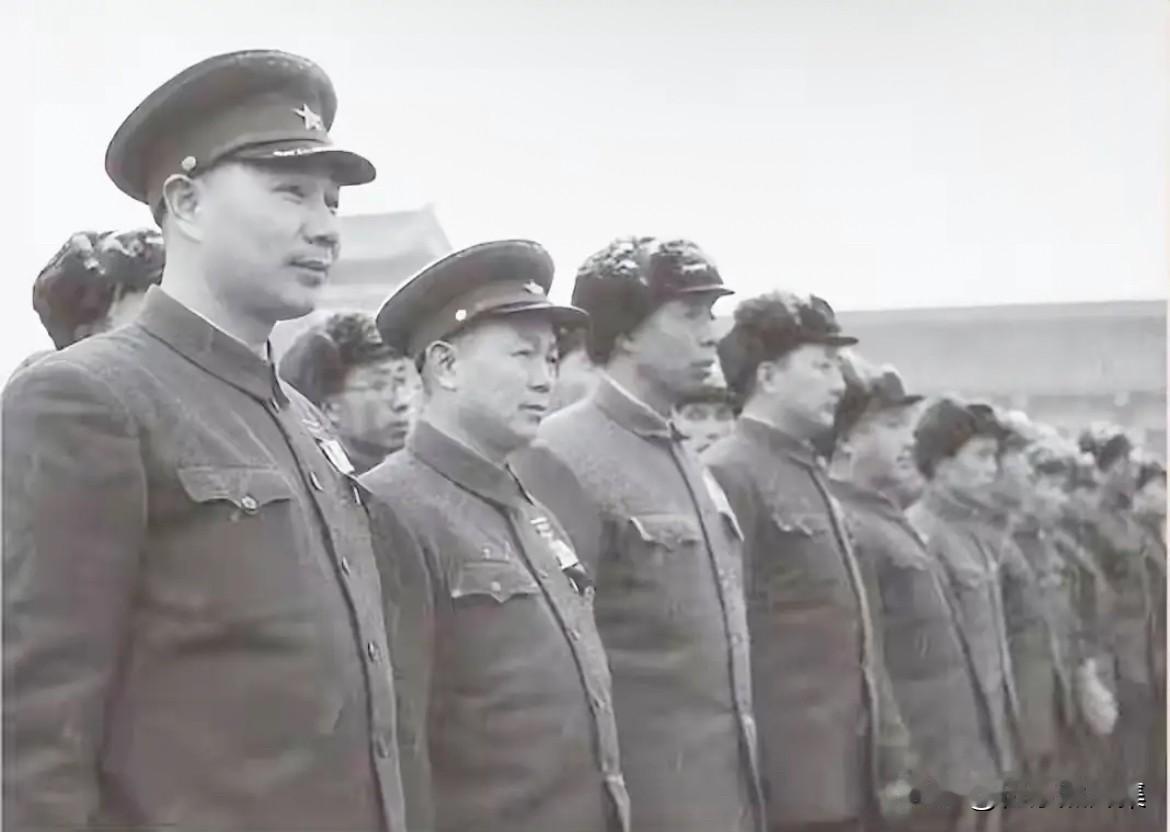 1950年，杨成武将军（左一）等将军在天安门前接受中央军委颁发“华北解放纪念章”