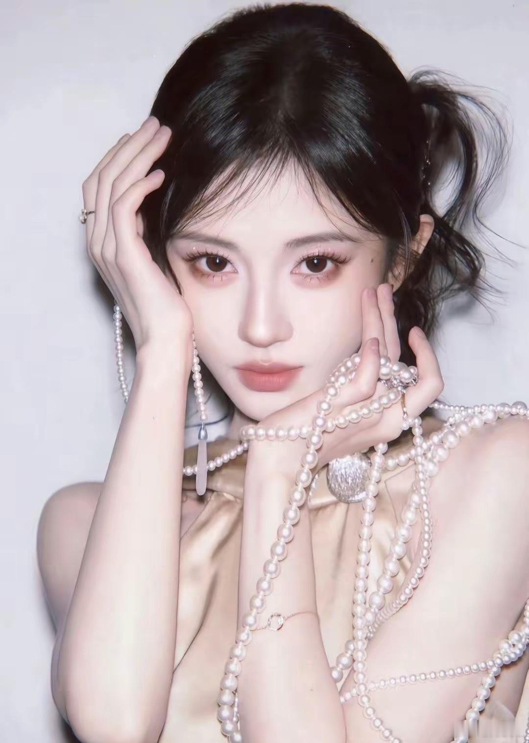 鞠婧祎还是太体面了就算事情闹了两天，她本人都没有出来说一句难听的话，或者撕破脸硬