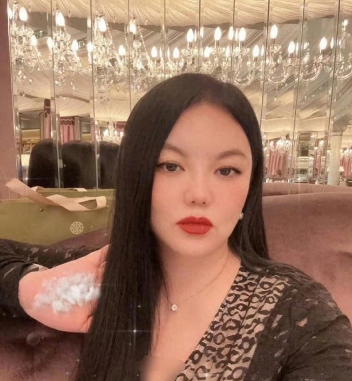 李湘回长沙娘家，随手晒了几张家里照片，网友全盯着她身后那个楼梯看傻眼​​​