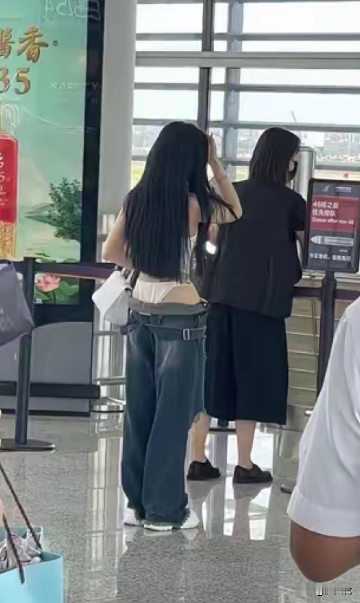 这女的第一眼给人的感觉就是没教养，谁家有教养的正经女孩子会穿成这样？这是展示她穿