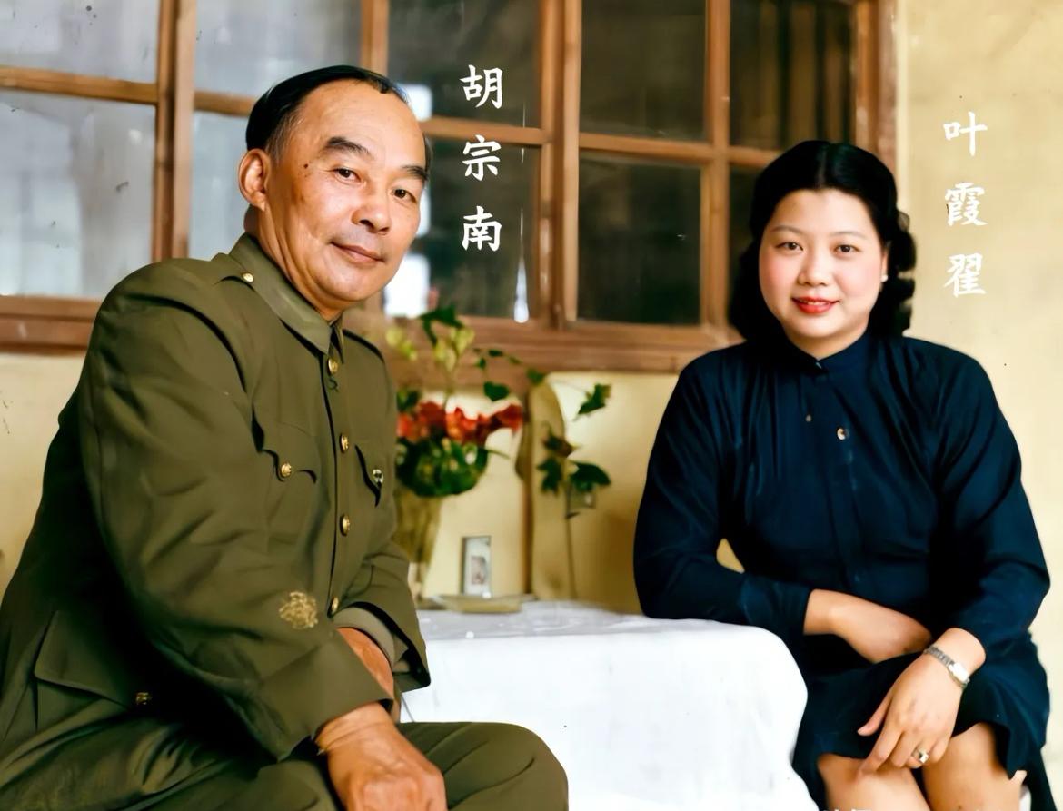 1947年，51岁的胡宗南与新婚妻子叶霞翟的合影，镜头中的二人隔桌而坐，当时的叶