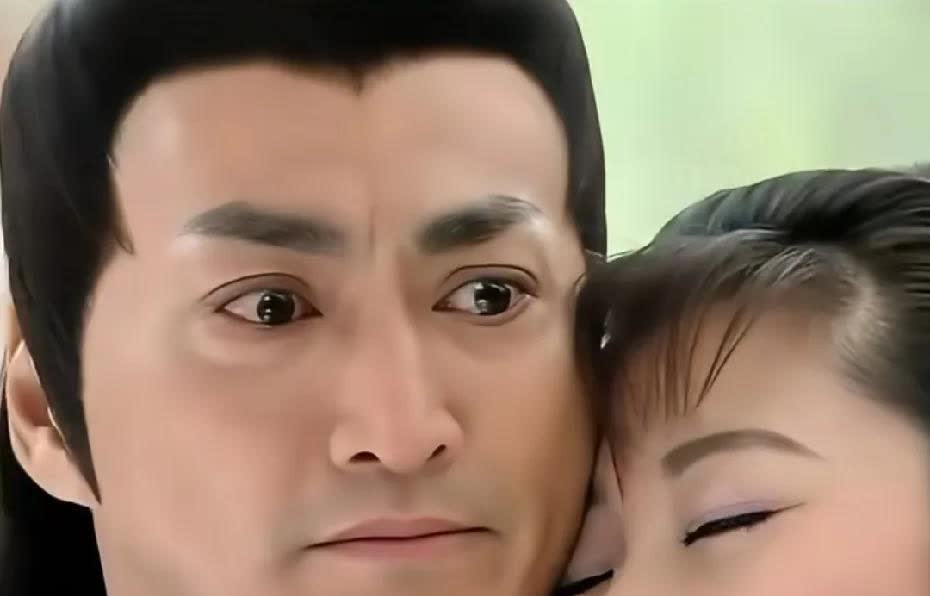 怪不得有的演员拍完一部戏就闹绯闻有网友问何家劲，拍戏时男女演员会不会产生