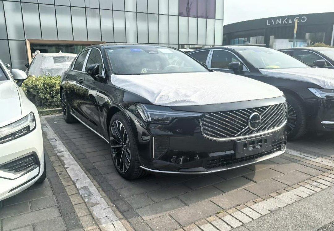 沃尔沃新款S90到店，变化就参考XC90换代的变化，大差不差​​​
