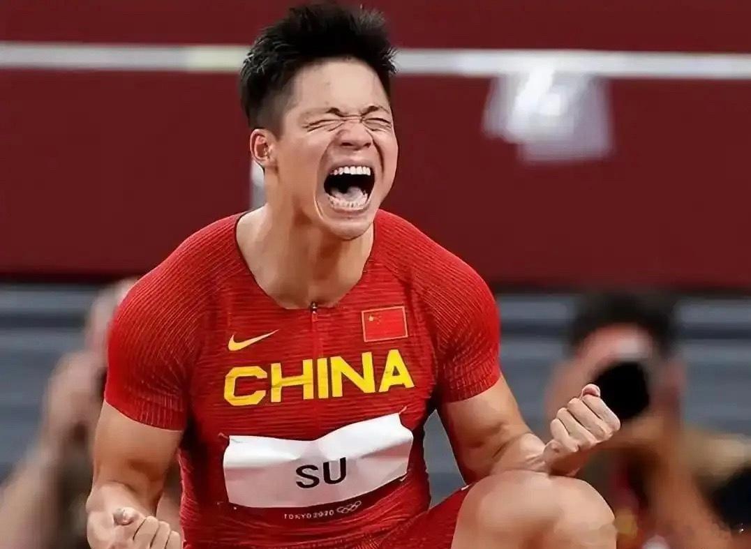 苏炳添退役！吴艳妮晒6年前合影祝福，网友：这是你？真没认出来北京时间12月9日，