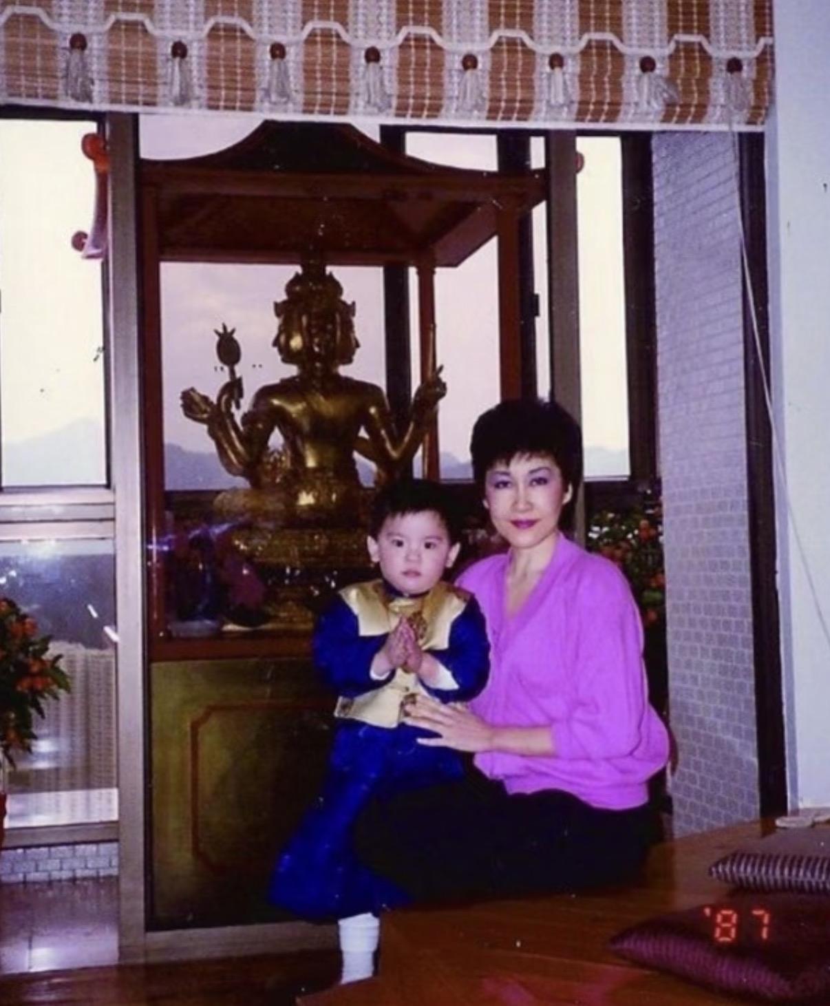 向佐小时候和丁佩合影，丁佩的气质极佳，向佐小时候也乖巧可爱。向佐的生日是7月