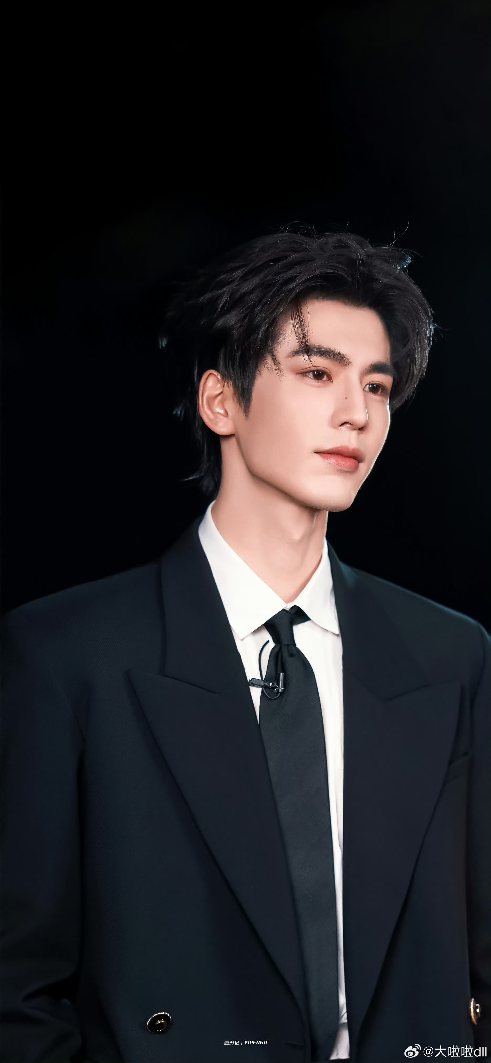 都说张凌赫是“粉底液将军”？片场路透直接打脸，他根本不是“靠脸吃饭”。为武安侯