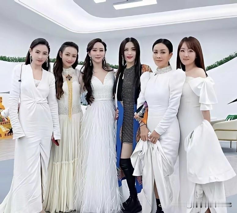 6朵金花的同框合影，能叫得出名字的也只有杨钰莹和那英，55岁的杨钰莹比差不多年龄