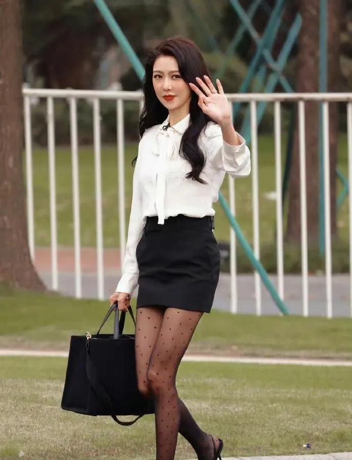 43岁的薛凯琪依旧风韵犹存，举手投足间散发着成熟女性的独特魅力，难怪不少男士都被