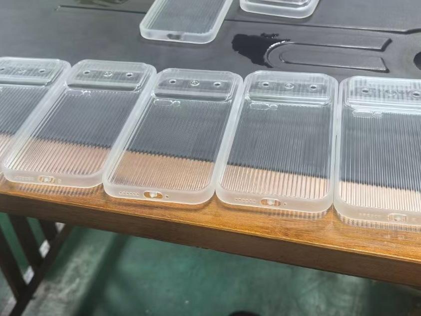 好消息！虽然工厂的工人们都放假回家了，但老板还在给我们加班把小米17p